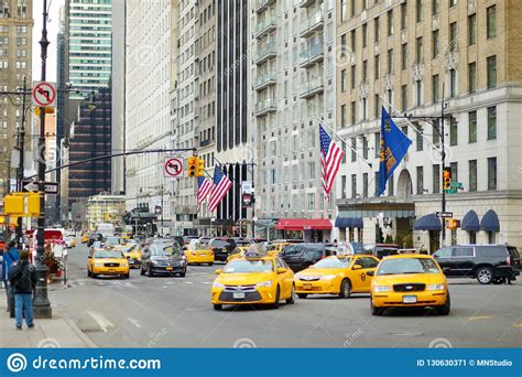 New York March 16 2015 Yellow Taxi Cabs And People Rushing On Busy