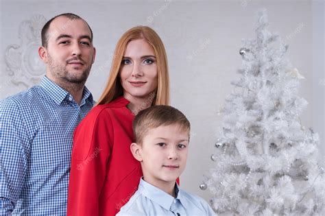 Retrato De Un Madre Padre Y Hijo En Un Blanco árbol De