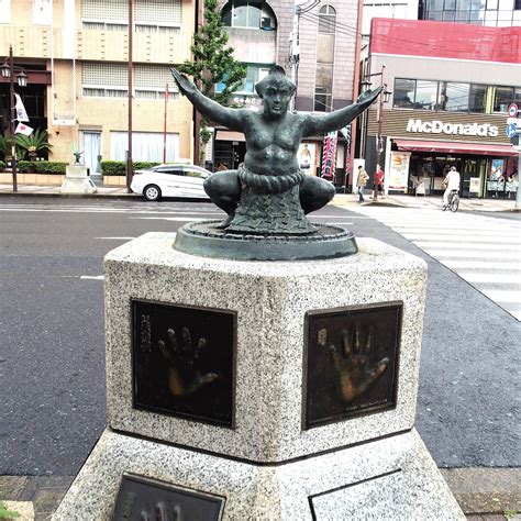 Sumo Wrestler At The Entrance Of Sumo Museum Tokyo Flickr