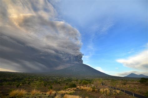bali s mount agung eruption prompts mass evacuation closes airport bali volcano natural