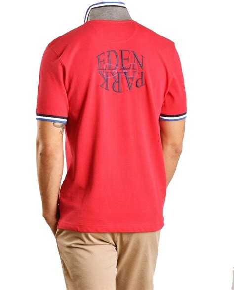 Avec sa coupe regular, sa fine maille piquée confortable, ses détails contrastants et son logo nœud papillon rose brodé sur la poitrine, c'est un choix judicieux pour élaborer sku: EDEN PARK Polo miror rouge - 97MAIPOE0027 , Polo pour Homme