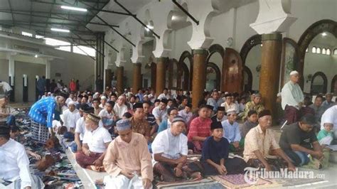 Ia berhenti berdekatan pada 08.41. Khutbah Salat Idul Adha 1440 H di Masjid Rahmat Kembang ...
