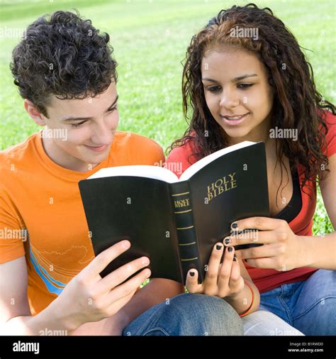 Dos Jóvenes Comparten Una Biblia En Un Parque Fotografía De Stock Alamy