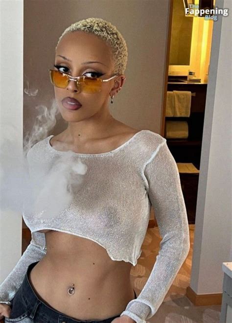 Doja Cat Flashes Her Nude Tits 4 Photos Thefappening