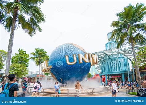 Tourist Visite Universal Studios Singapore At Sentosa Island Singapore
