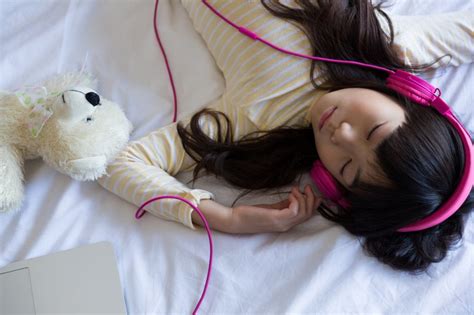 Is It Safe To Sleep With Headphones On When Listening To Music Zesty