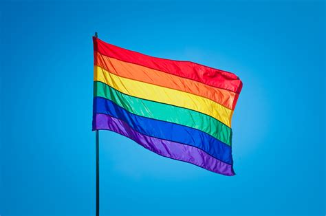 El agua puede cambiar la dimensión de la tela de la pintura. Salon Announces LGBTQ Blogger Conference