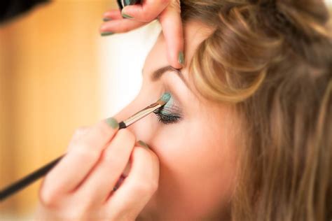 Pop Your Eyes With These Fast And Easy Eye Makeup Tricks Storia