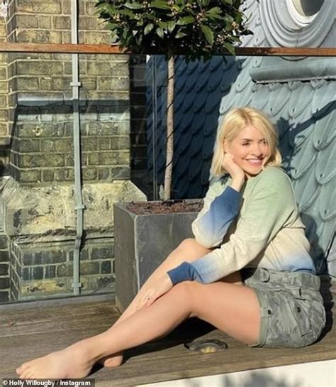 Holly Willoughby Shows Off Her Lithe Legs As She Soaks Up The Sunshine Holly Willoughby Holly