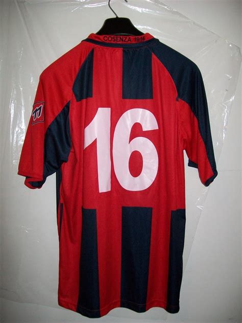 Cosenza calcio (früher cosenza calcio 1914, as cosenza calcio, fortitudo cosenza und nuova cosenza calcio) ist ein italienischer fußballclub aus der kalabrischen stadt cosenza. Stagione 2008-2009 - Cosenza Calcio 1914 Match Worn Shirts