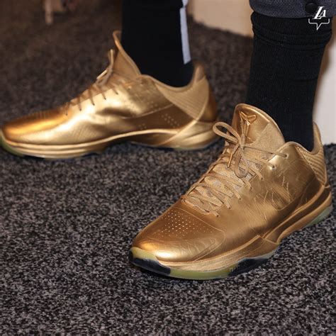 anthony davis wearing gold mambas r sneakers
