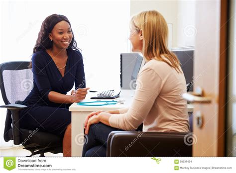 paciente que tiene consulta con el doctor de sexo femenino in office foto de archivo imagen de