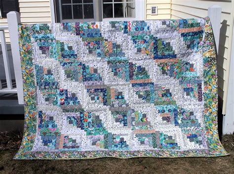 We love the beauty in the geometric complexity of this design, isn't it beautiful? Curved Quilt Log Cabin Block - Quiltingboard Forums