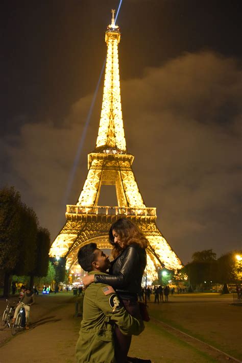 Paris Eiffel Tower Couple Pose Paris Love Eiffel Tower Paris Photos Eiffel