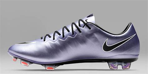 Because of this, the boot is endorsed by many players for whom speed is part of their game, notably wingers or strikers, such as cristiano ronaldo, kylian mbappé, eden hazard, raheem sterling. Lila Nike Mercurial Vapor X 2016 Fußballschuhe ...