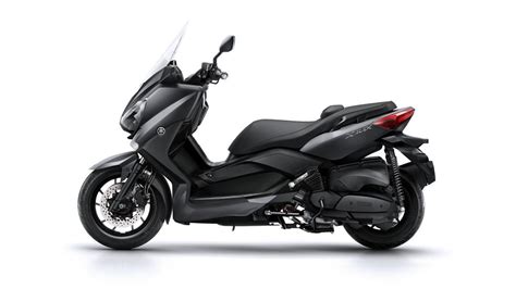Images shown depict professional riders performing under controlled conditions. X-MAX 400 2015 - Scooters - Yamaha Motor UK