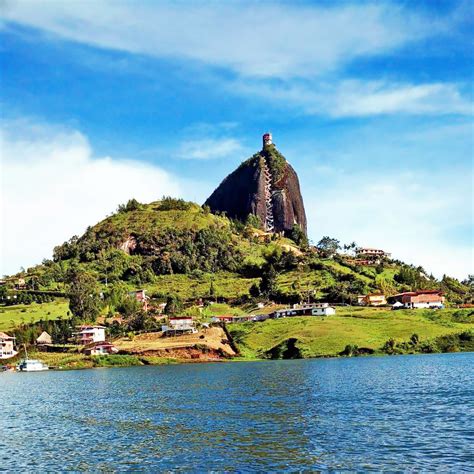 Peñón de guatapé is an outcrop of the antioquia batholith. "Скала Ель Пеньон де Гуатапе (El Peñón de Guatapé)" У ...