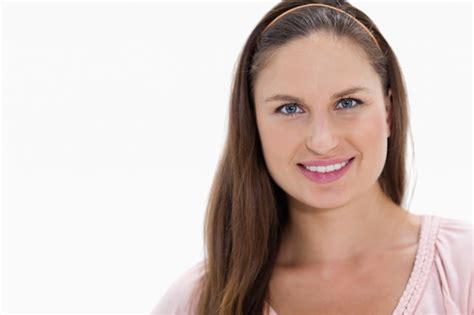 Primer Plano De Una Mujer Joven Con Cabello Rubio Oscuro Sonriendo