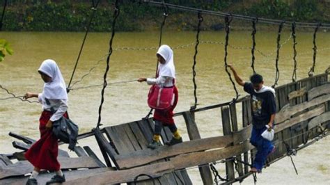 What does gantung mean in english? Jembatan Gantung Senilai Rp 32,2 M Ini Melintasi Sungai ...