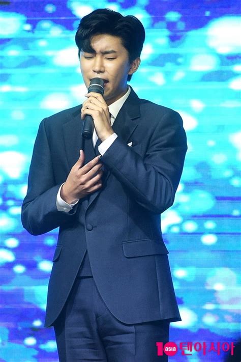 임영웅, 한강에서 혼자 놀기→운동 무아지경 '멈추지 않는 히어로'. TEN 포토 임영웅 사탕 발린 목소리 | 텐아시아