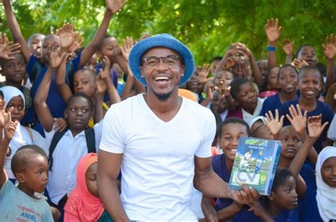 Dombolo ya solo, ai ndombolo. Alikiba akishirikiana na baba yake Samatta, wakabidhi vifaa hivi , kuhitimisha kampeni ya ...