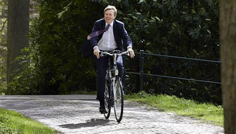 willem alexander opent gazellefabriek het koningshuis is immers gek op fietsen getuige deze