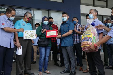 Pikiran nakal ketika aku tiba di sofa dan duduk di lantai karpet. "Dilanggar Motosikal Secara Tiba-tiba," 'Rider' Ini ...