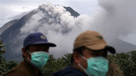 Foto Gunung Sinabung Muntahkan Awan Panas Pertama Siang Ini