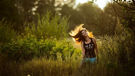 배경 화면 햇빛 숲 야외 여성 갈색 머리의 잔디 녹색 아침 깜짝 놀란 보케 밀림 감정 나무 가을 잎