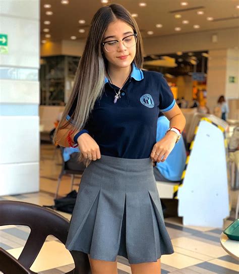 𝕱𝖊𝖗𝖓𝖆𝖓𝖉𝖆🌙🌷 on instagram “primer día de school 🙄😬🖤” em 2021 roupas de uniforme escolar roupas