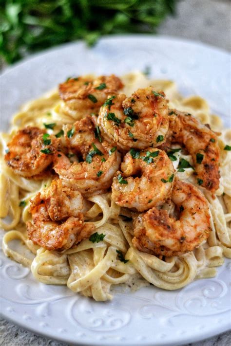 It's super simple, with just 6 ingredients and less than 30 minutes to make. Cajun Shrimp Fettuccine Alfredo Recipe - Coop Can Cook