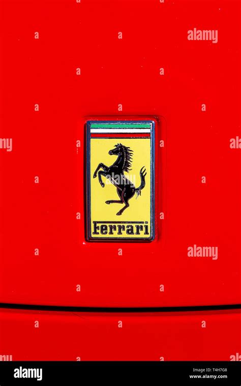 Escudo Amarillo En Rojo Ferrari Fotografías E Imágenes De Alta