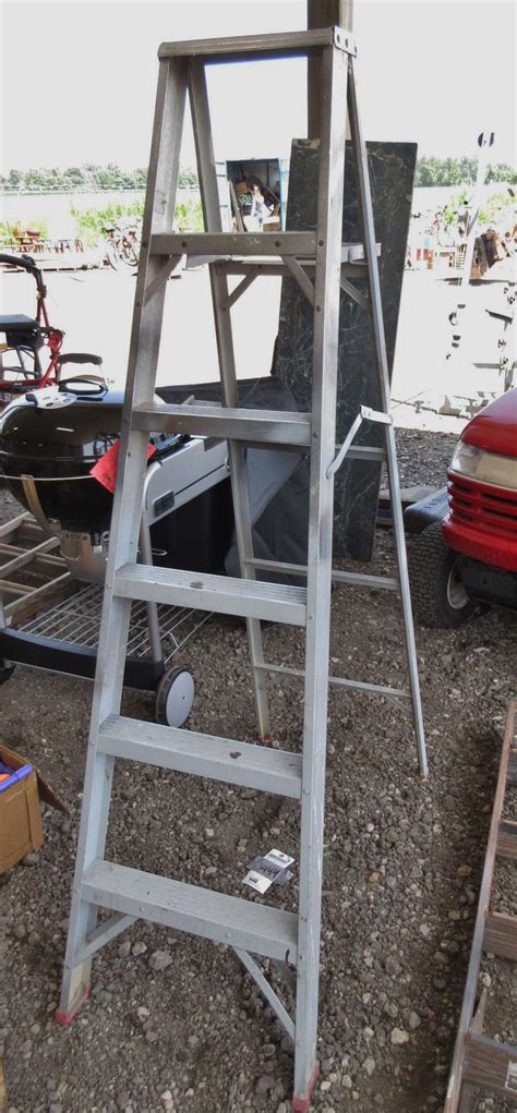 Albrecht Auctions 6 Aluminum Step Ladder With Paint Shelf