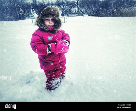 Junge Mädchen Tragen Volle Schneeanzug Und Haarige Trapper Hat Draußen