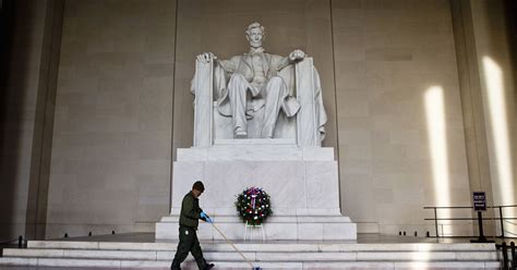 Philanthropist gives $18M to refurbish Lincoln Memorial
