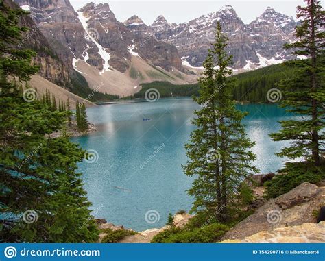Il Lago Moraine E Le Montagne Dei Dieci Peaks Nel Parco Nazionale Di