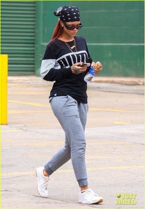 Rihanna Steps Out Before Saturday Night Live Photo 3371312