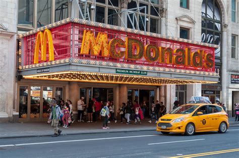 The gigantic, gaudy mcdonald's that is lit with thousands of marquee light bulbs in times square is permanently shutting down, the new york post reports. McDonalds @ Times Square - Creative Commons Bilder
