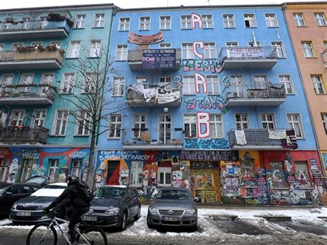 Die bewohner des hauses «rigaer 94» und ihre unterstützer hatten widerstand gegen die begehung des hauses angekündigt und immer wieder mit gewalt gedroht. «Rigaer 94»: Gutachter will Brandschutz prüfen - Berlin.de