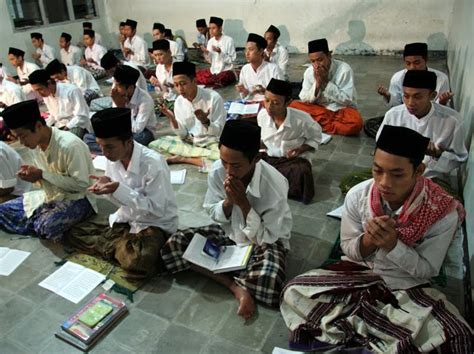 Dalam ajang lomba mtq tingkat kab. Contoh Esai: Islam di Indonesia dan Pondok Pesantren ...