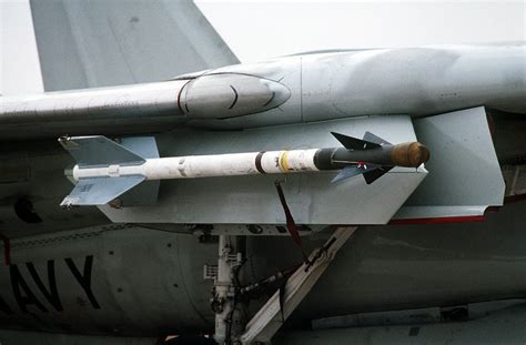 Eine Aim 9 Sidewinder Rakete Wird Während Des Kampfmittelladevorgangs