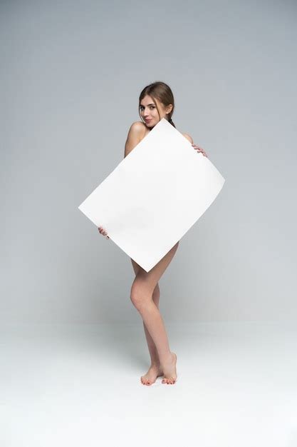 Sexy Chica Desnuda Con Un Cartel Foto Premium