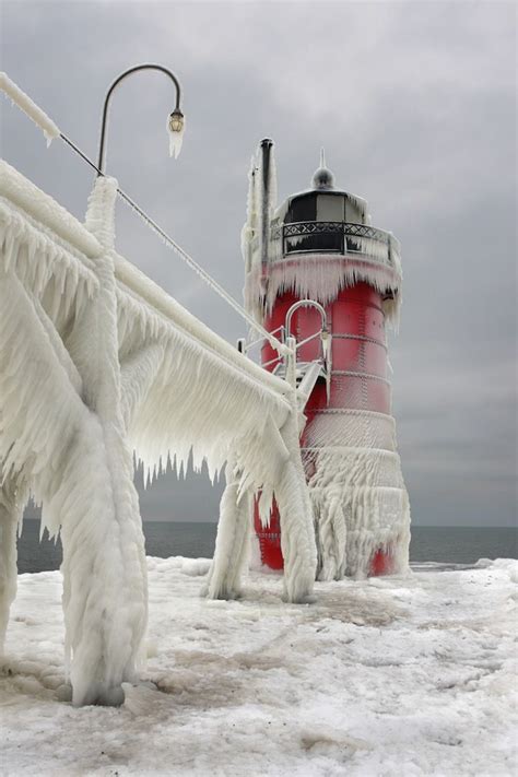 Beautiful Photos Of Frozen Lighthouses On Lake Michigan My Modern