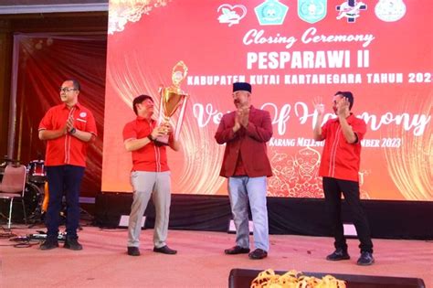 Bupati Serahkan Piala Bergilir Ke Kontingen Pesparawi Tenggarong Juara