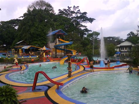 Disamping kolam yang berukuran besar tersebut juga terdapat kolam renang kecil yang lebih dangkal. 10 Tempat Wisata di Tasikmalaya yang Wajib Dikunjungi