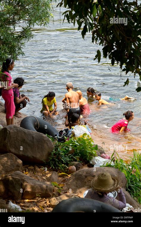 girl bathing in a creek banque de photographies et d images à haute résolution alamy