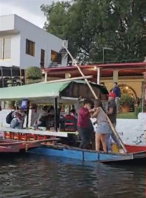 Captan Pelea En Trajineras De Xochimilco Pincel De Luz