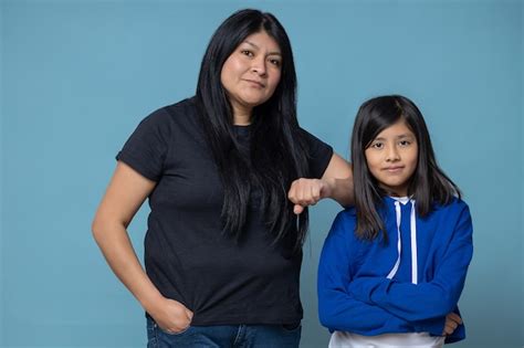 Madre E Hija Mexicanas Aisladas Poder Femenino Foto Premium