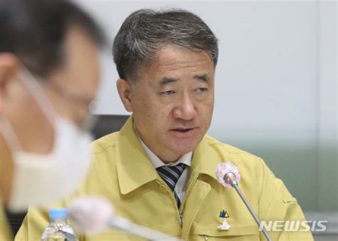 정부가 최근 코로나19 확산세가 거센 수도권의 사회적 거리두기 단계를. 수도권 헬스장·당구장·독서실·골프연습장 집합금지…요양원 ...
