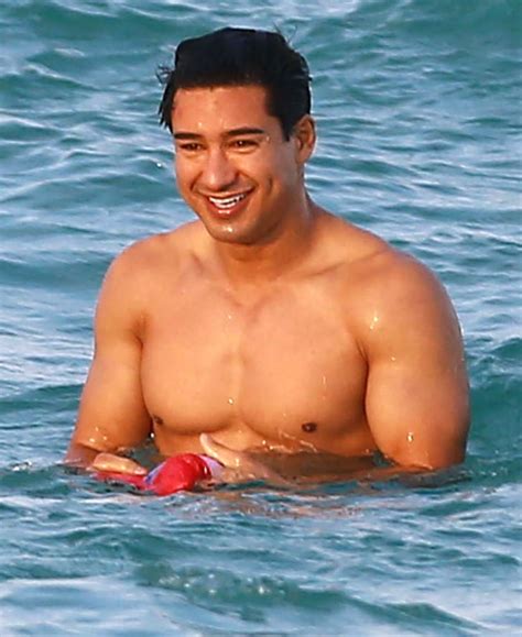 Shirtless Mario Lopez With Wife In Miami Beach Pictures Popsugar Celebrity Photo